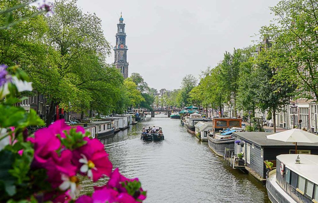 Os canais de Amsterdam são belíssimos, e o melhor é que nosso cruzeiro tinha um passeio de barco incluso no pacote. 