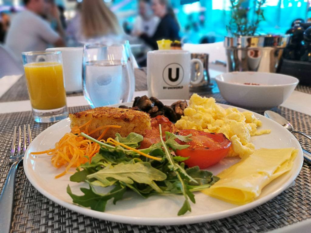 O café da manhã a bordo do cruzeiro no Rio Reno é servido em sistema de buffet e tem uma variedade imensa de comidas, bebidas e guloseimas. 