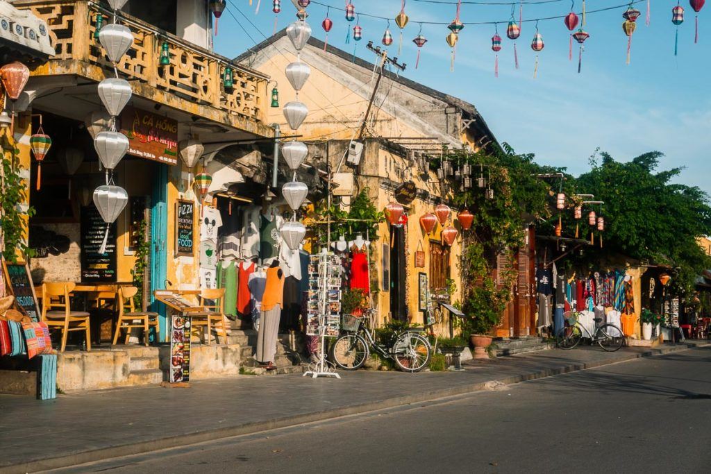 No Vietnã, as lojas locais oferecem preços melhores do que os grandes shoppings turísticos. Nas lojas menores você não precisa barganhar muito.