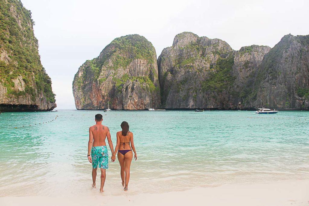 casal caminhando praia Phi Phi na Tailândia.