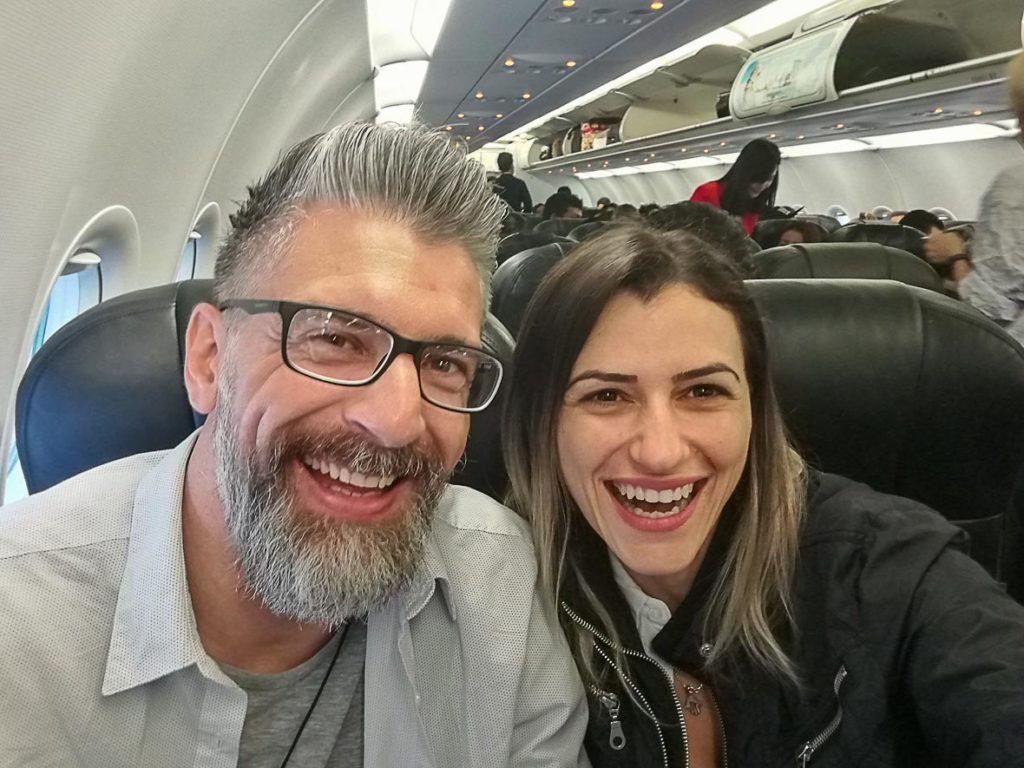 casal sorrindo em avião que vai chegar em Phi Phi