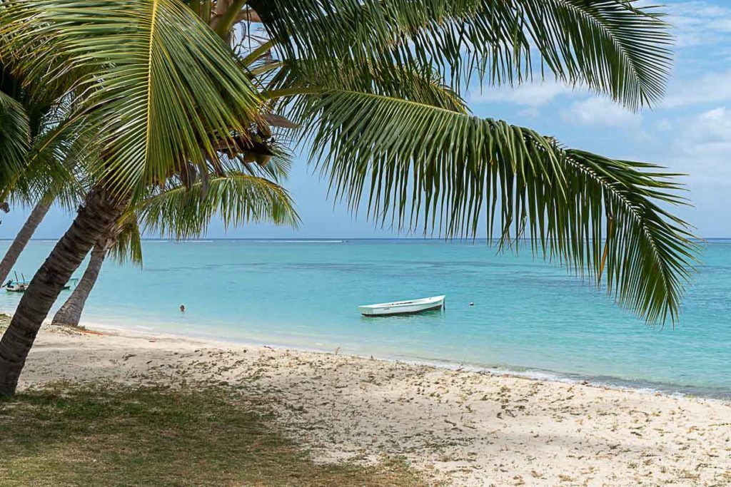 Foto de praia das Ilhas Maurício com águas cristalinas e areia branca.