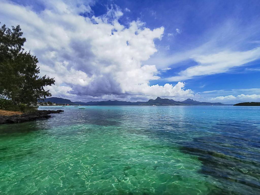 Mais fotos da água clara e céu azul nas Ilhas Maurício.