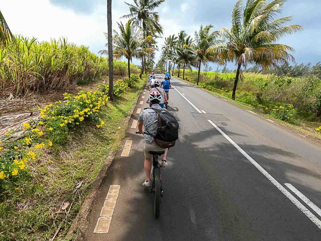 Nas Ilhas Maurício você pode participar de passeios de bicicleta elétrica e pedalar pelos campos de cana-de-açúcar.