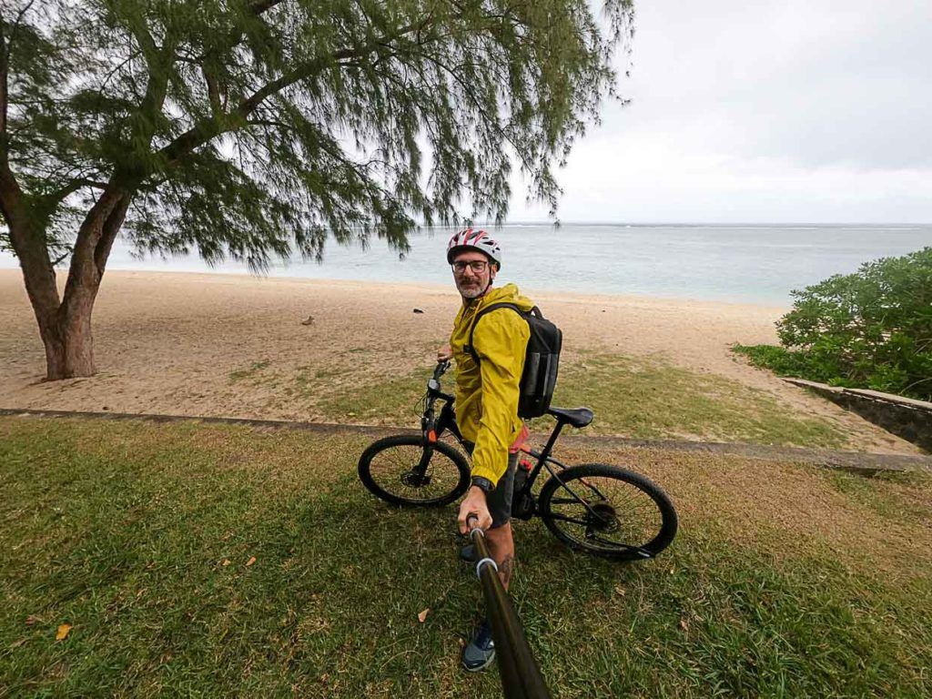 A praia de Saint Felix foi a primeira parada do nosso passeio de bicicleta elétrica no ciclismo nas Ilhas Maurício.