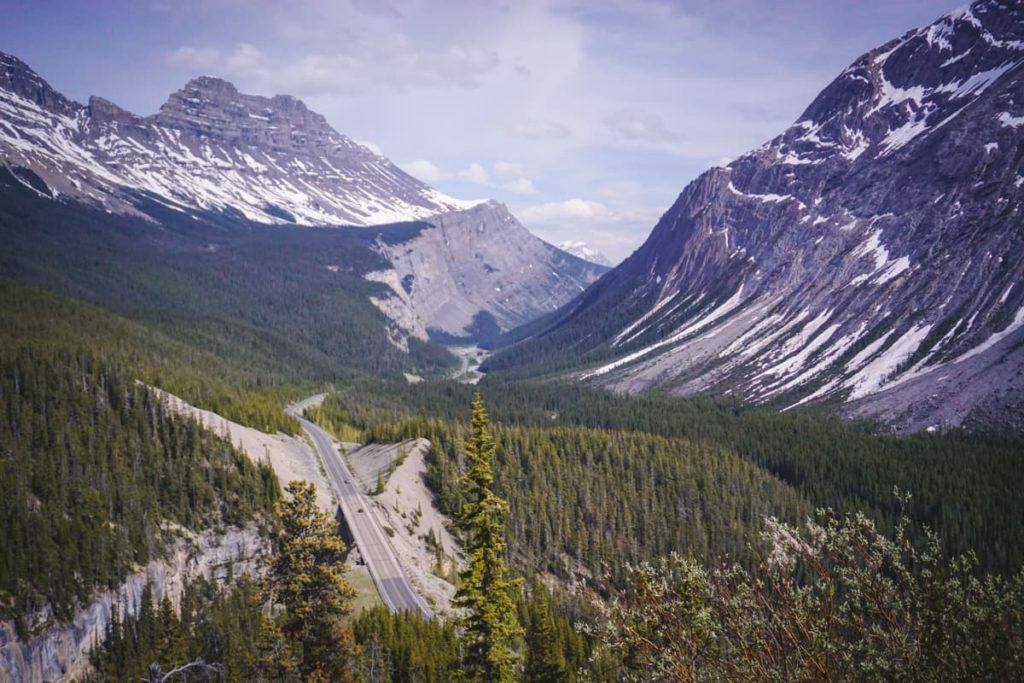 Uma estrada cênica nas Montanhas Rochosas Canadenses.