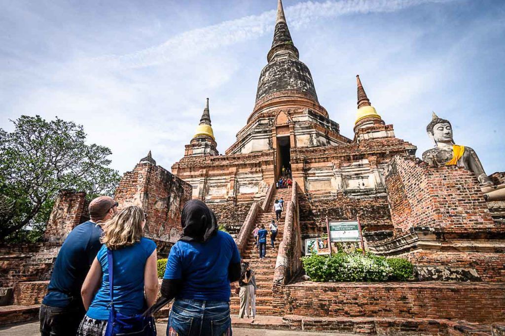 Viajantes olhando um dos templos do Parque Histórico de Ayutthaya.
