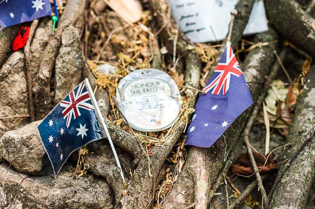 Detalhes das bandeiras e cartas foram deixados no cemitério da guerra.