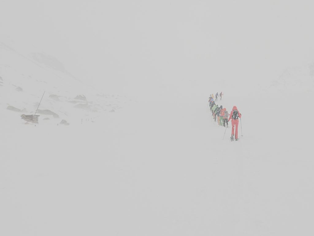 Nevando sobre viajantes fazendo trilha em Montafon.