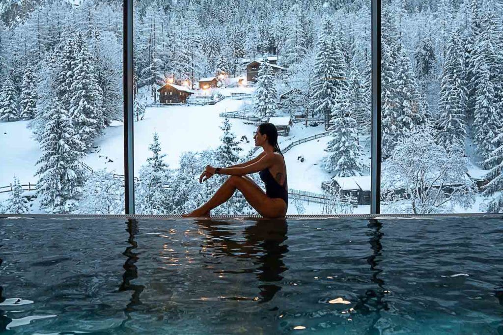 O Sarotla Hotel em Brand possui infraestrutura de luxo e uma piscina perfeita para recarregar as baterias depois de um dia de esqui em Brandnertal.