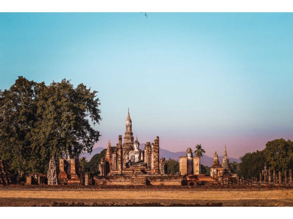 Quer saber que fazer em Sukhothai? Visitar o belo Parque Histórico de Sukhothai é uma das coisas imperdíveis.