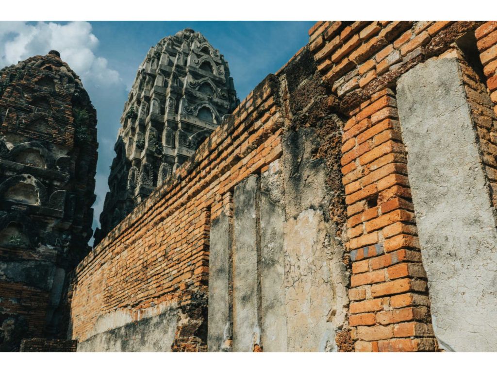 Viaje ao passado no templo de Wat Si Sawai que você encontrará ao fazer um passeio no Parque Histórico de Sukhothai.