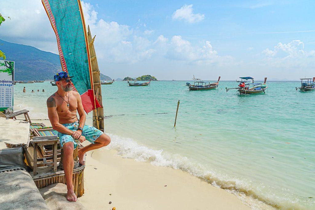 Homem ao lado do mar em uma das melhores ilhas da Tailândia.