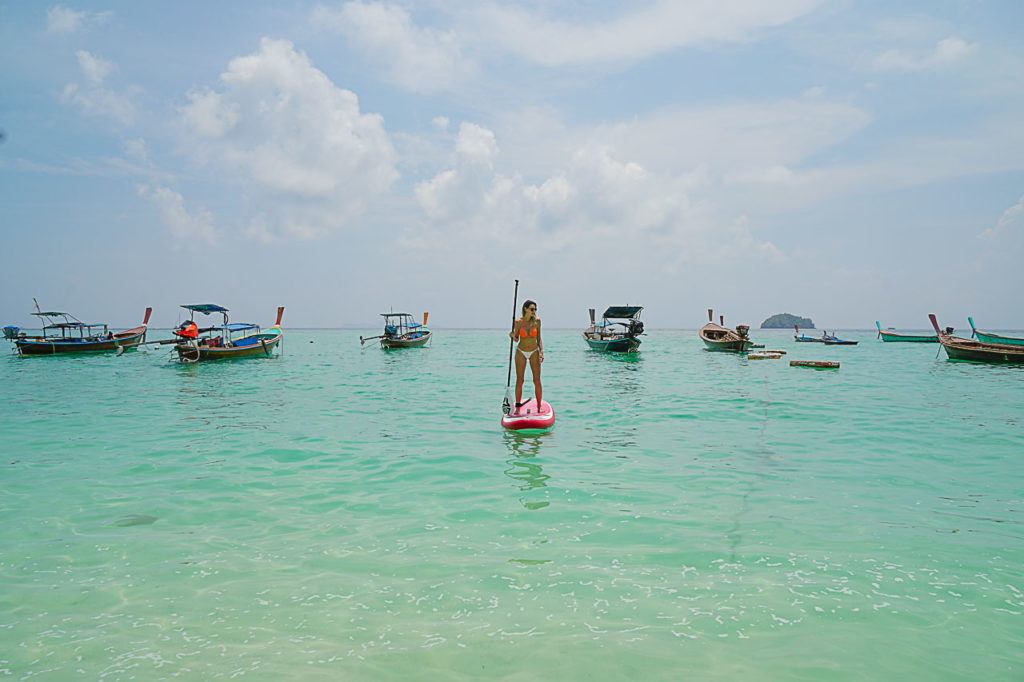 A procura do que fazer em Koh Lipe? Experimente andar de stand-up paddle na Sunrise Beach.