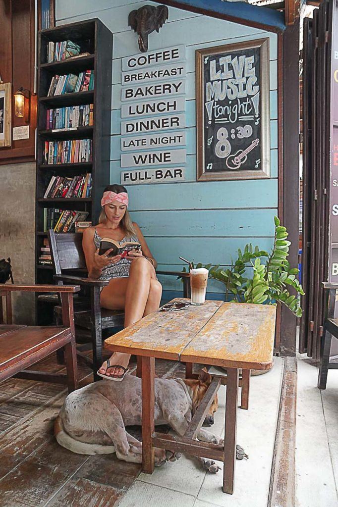Where to eat in Koh Lipe? Go to the Elephant Koh Lipe, a cute restaurant/bar located in the Walking Street.