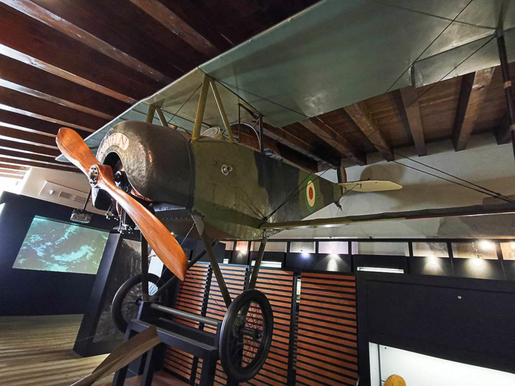 Um avião de guerra no Museu de História da Guerra, dentro do Castelo de Rovereto.
