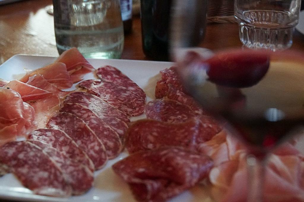 Experimentar o delicioso aperitivo com petiscos, como salame e presunto cru, é uma das melhores coisas para fazer em Rovereto.