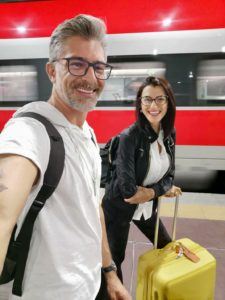 Rob and Nat viajando de trem na Europa. 