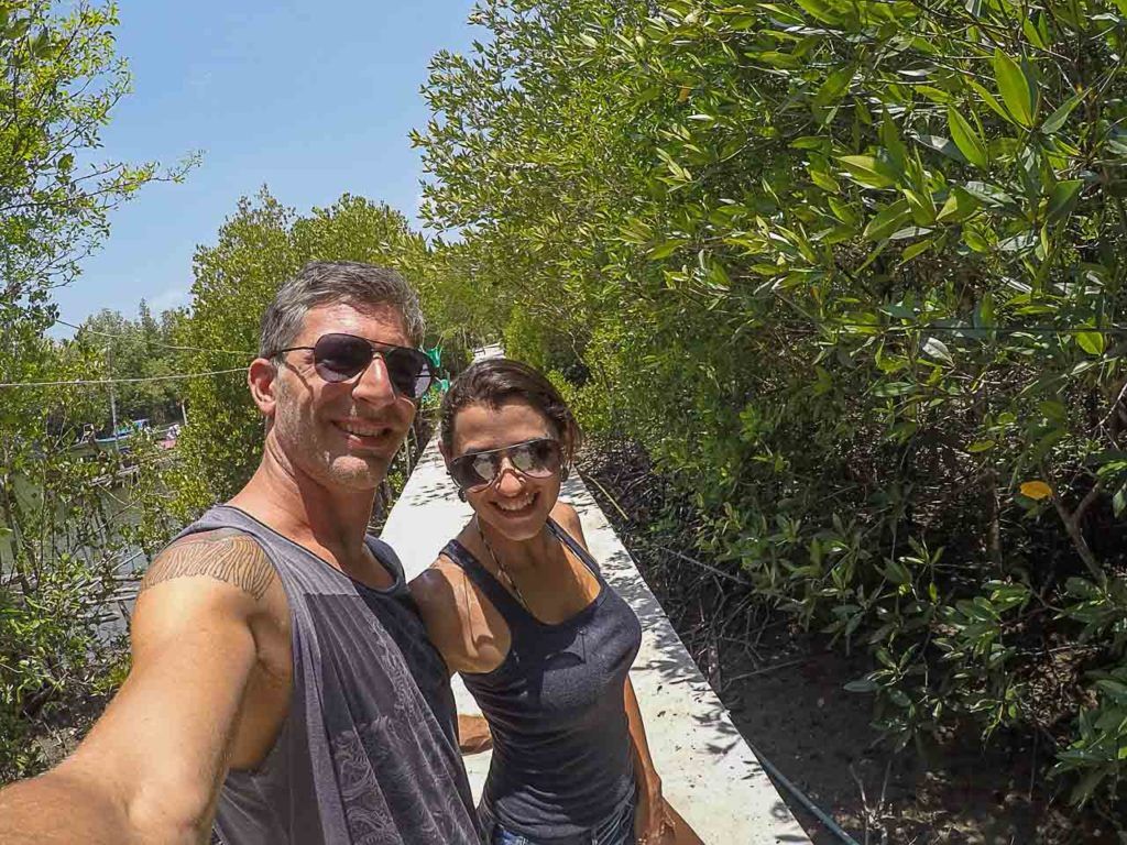 O que fazer em Koh Lanta além das praias? Que tal um passeio de barco ou caiaque pelos manguezais de Koh Lanta, no lado leste da ilha?