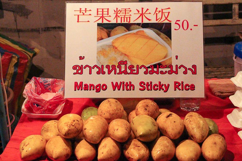 Barraca vendendo manga com arroz pegajoso (mango with sticky rice) no mercado noturno de Koh Lanta.