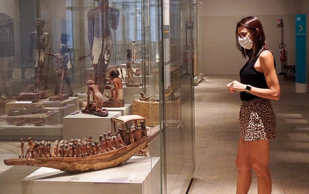 Visitante no Museu Egípcio em Turim usando máscara de proteção.