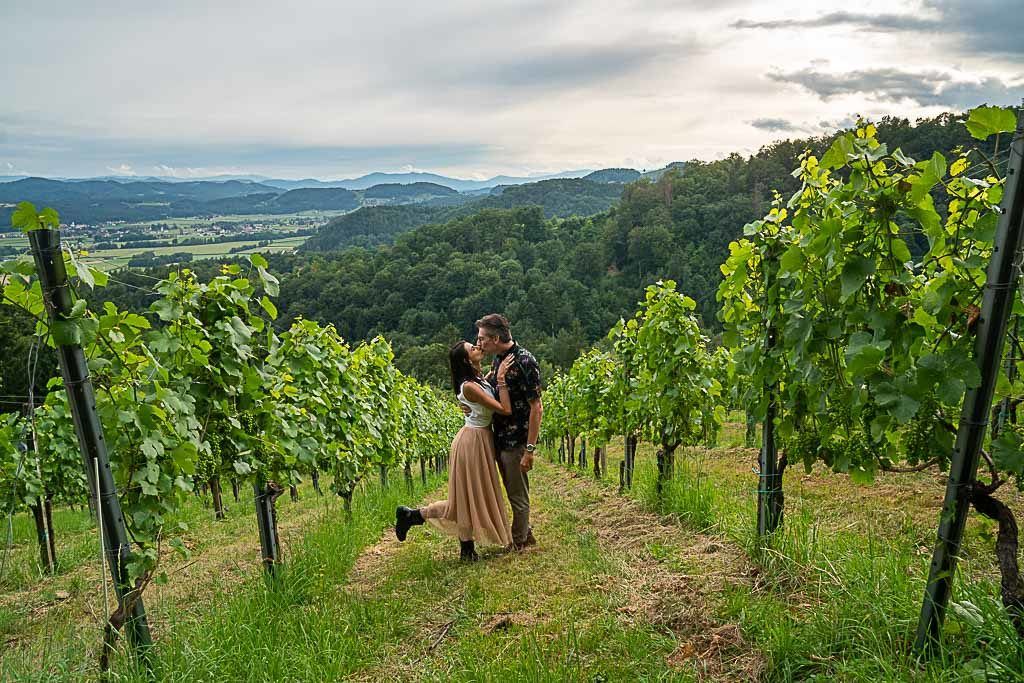 Casal Love and Road rodeado de vinhedos em uma viagem de um dia de Graz à região sul da Estíria.