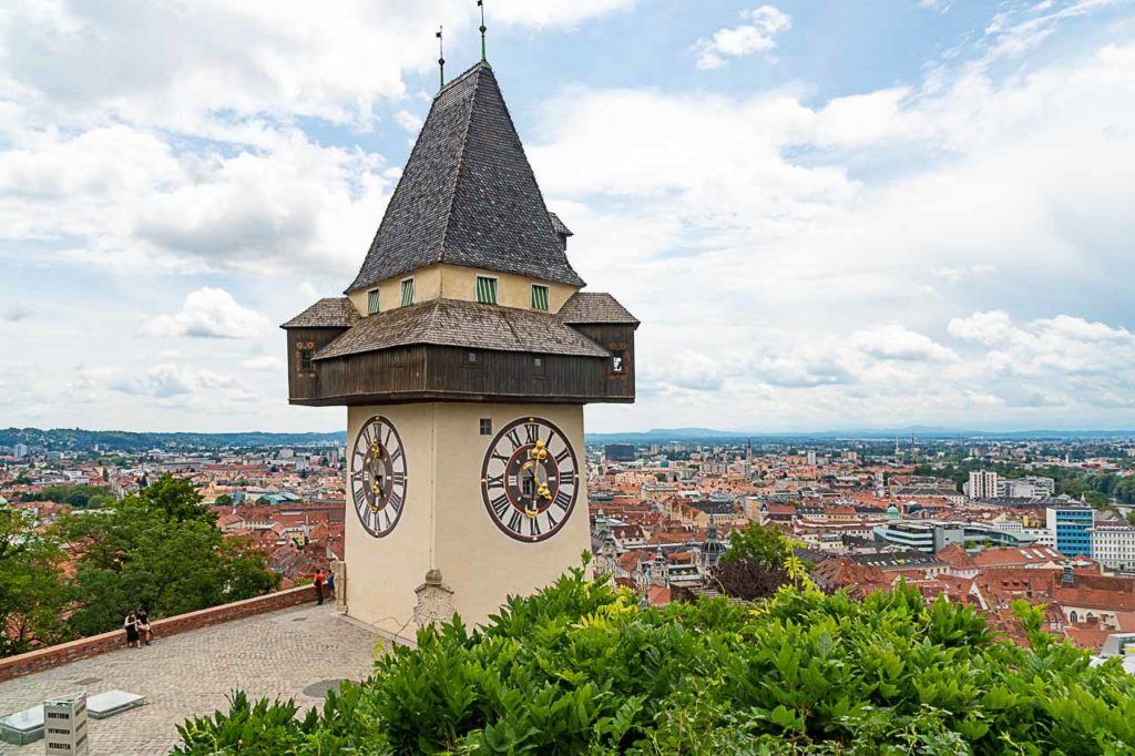 Uma vista panorâmica da cidade com a torre do relógio de Graz. 