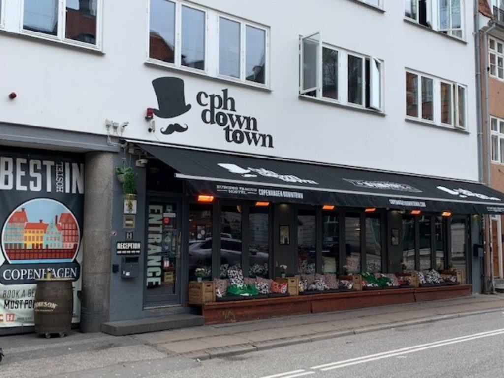 Quanto custa se hospedar em Copenhagen? O Copenhagen Downtown Hostel oferece uma estadia econômica na cidade e tem seu próprio bar.