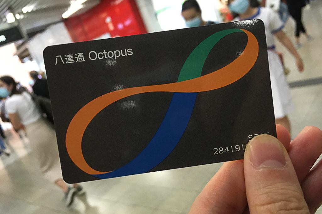É recomendável ter um cartão turístico Octopus Card para usar o transporte público em Hong Kong. Ele é um cartão inteligente reutilizável que custa pouco e é aceito em quase todos os estabelecimentos da cidade.