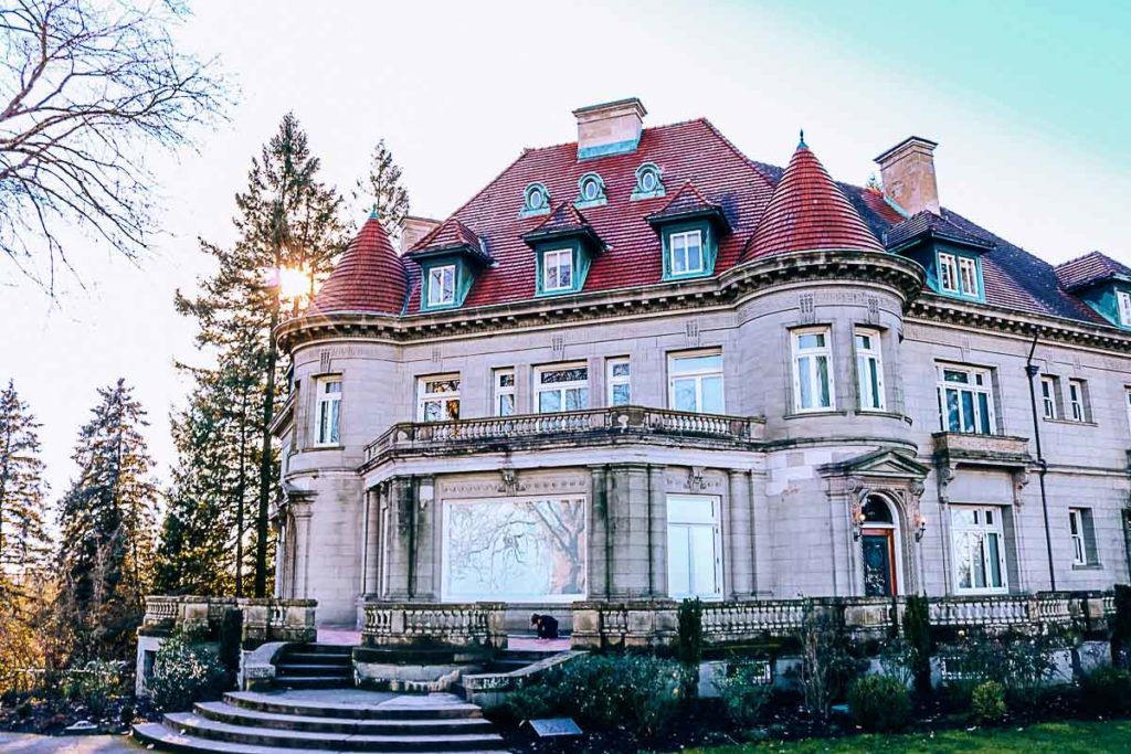 Inclua nos seus custos de viagem para Portland uma visita à Pittock Mansion, um castelo de estilo francês no pico das West Hills of Portland.