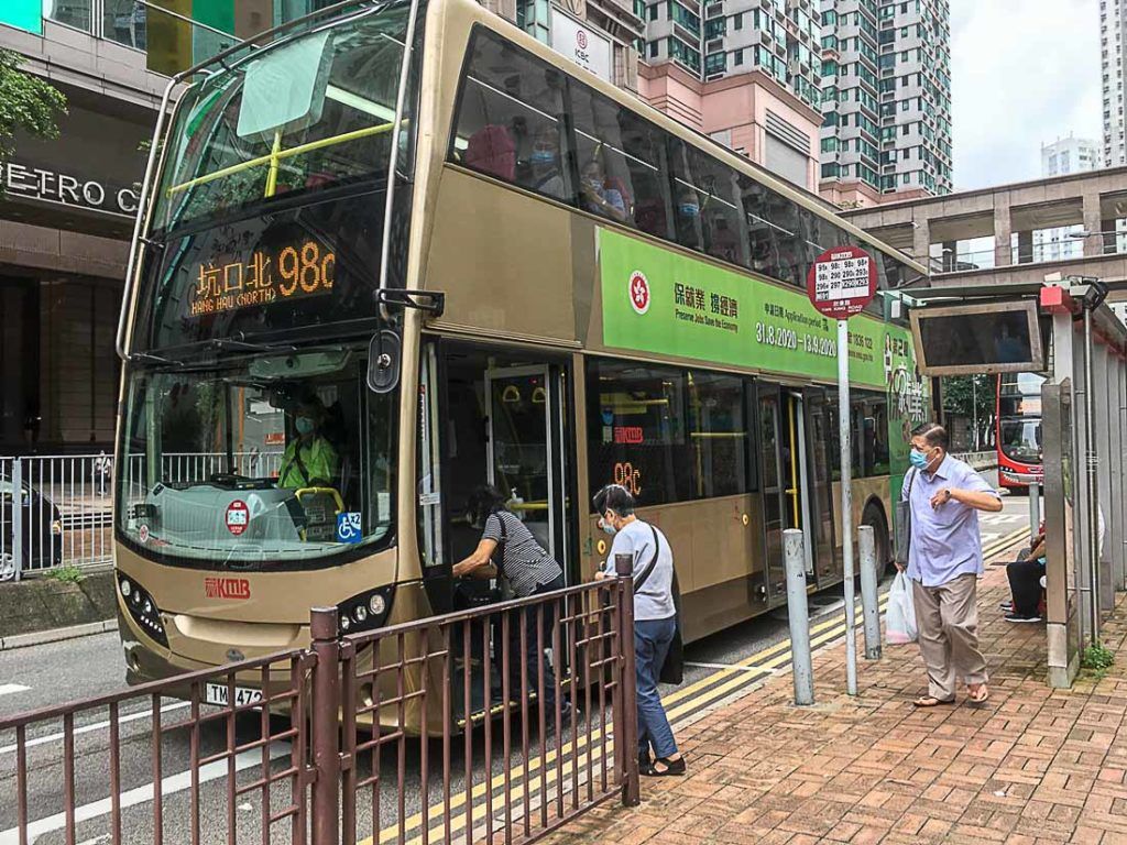Ônibus são um meio de transporte bem comum e que não custa muito em Hong Kong. É usado especialmente entre os moradores locais.