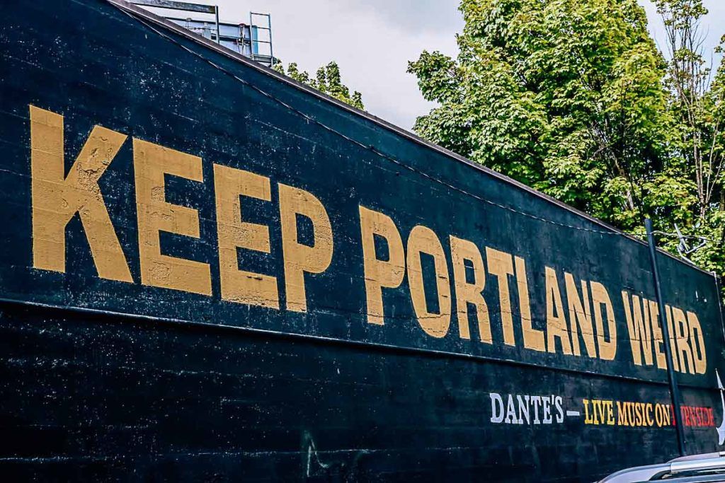 Keep Portland Weird é um slogan popular da cidade para apoiar as empresas locais de Portland, Oregon.