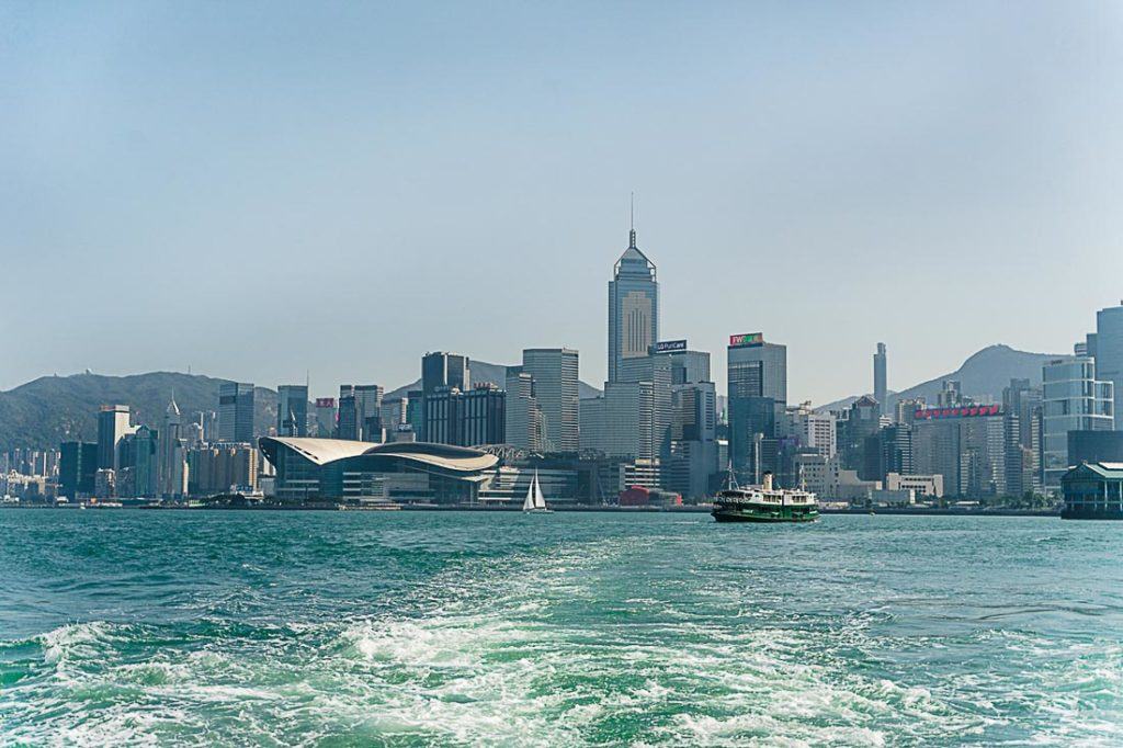 Victoria Harbour separa a ilha de Hong Kong no sul da Península de Kowloon no norte.