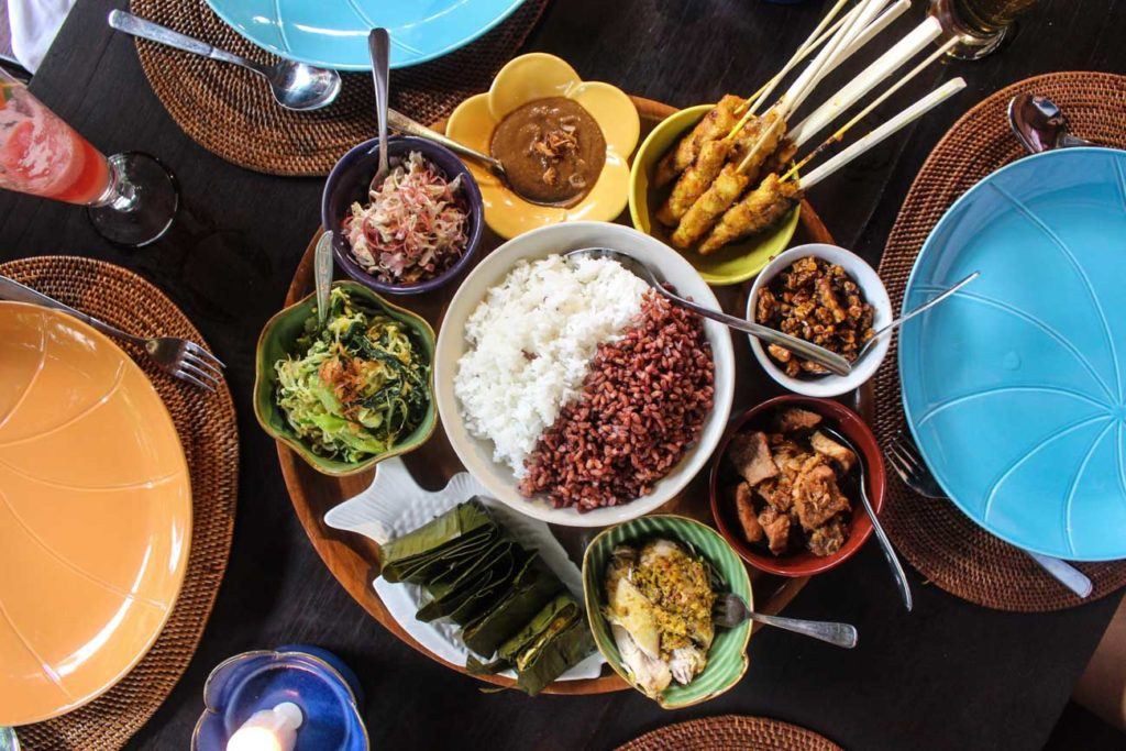 Uma mesa Balinesa com vários pratos típicos. Comida típica Balinesa é boa e barata. 