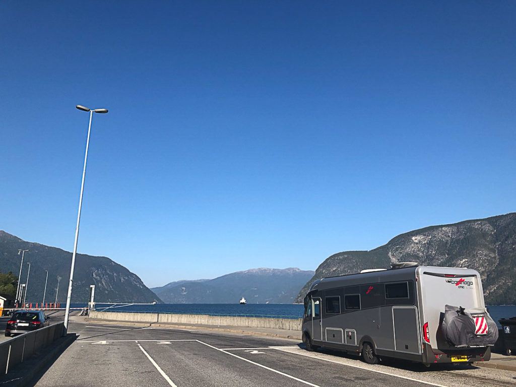 Um motorhome dirigindo nas rodovias da Noruega. Descubra aqui como planejar uma viagem de carro na Noruega.
