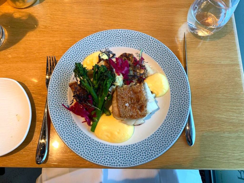 Um prato de comida típica de norueguesa. Um pedaço de peixe com legumes cozidos e puré. Comer fora em Tromso é caro. 