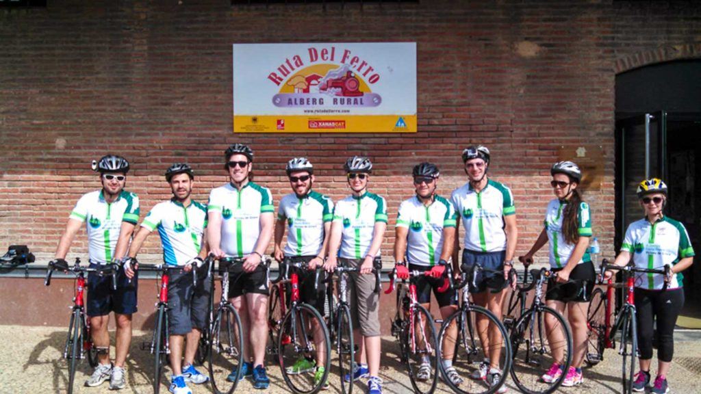 Foto de uma grupo de ciclistas que fizeram um passeio de bicicleta na Espanha.