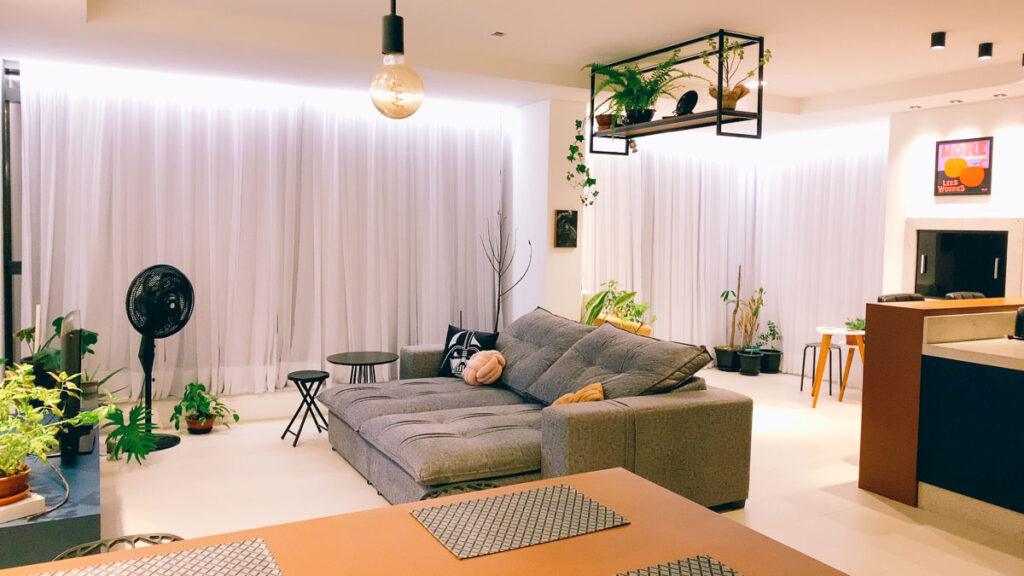 Foto de um apartamento de luxo em Itapema para aluguel no verão. O apartamento é um dos melhores  Airbnb em Santa Catarina.