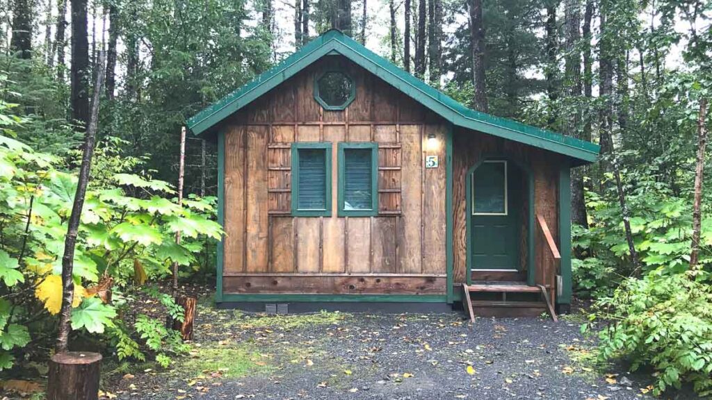 Abode Well cabins are a good option for hotels in the Kenai Peninsula. The property is located in Seward town. 