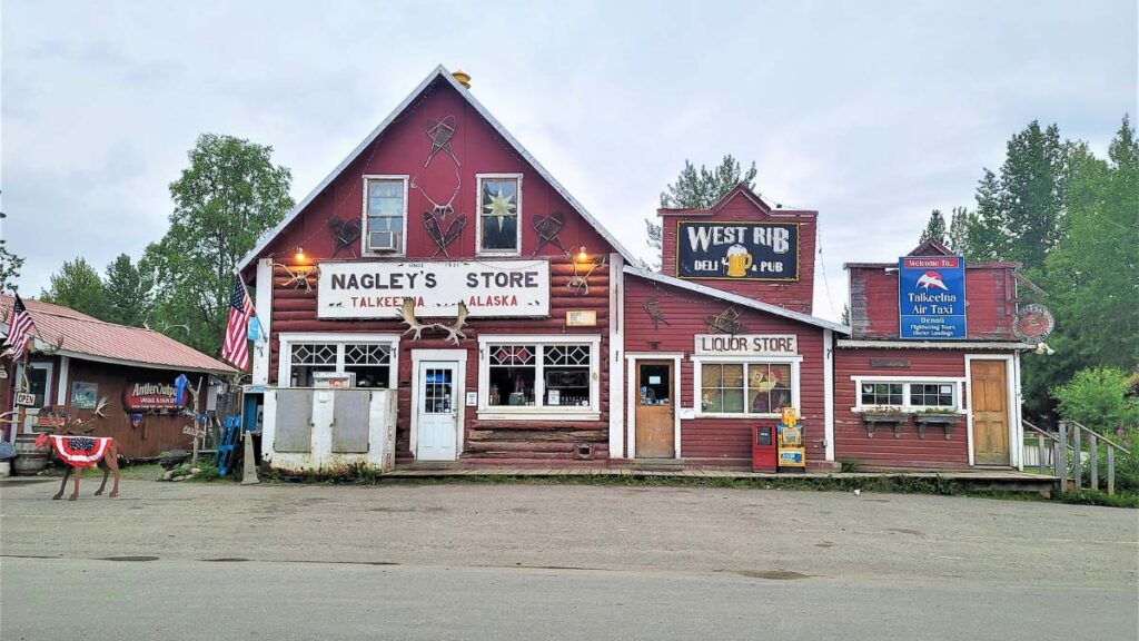Photo of traditional Alaskan construction. It's a shop in Talkeetna town.