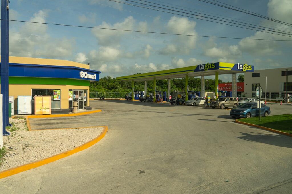 Photo o gas station in Quintana Roo, a place you will probably encounter when traveling from Playa del Carmen to Cancun.