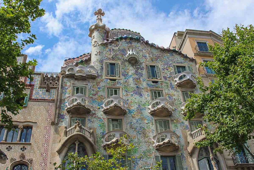 Casa Batló is one of the famous attractions in Barcelona. Usually, there is a queue to get in, so booking your admission ticket in advance is a good idea.