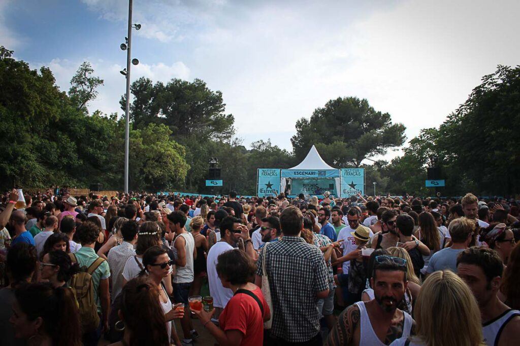 A crowd of people at a music event in Barcelona, Spain. It is the perfect activity for people who want to travel solo in Barcelona. 
