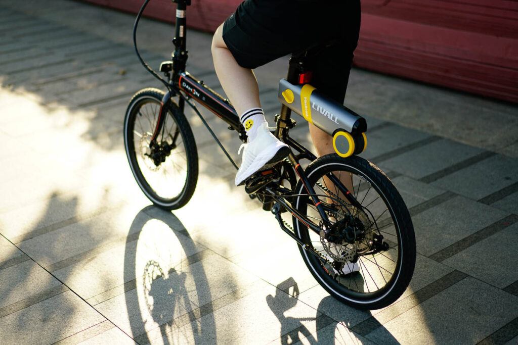 Um homem anda de bicicleta que foi convertida em bicicleta elétrica com um kit de conversão.