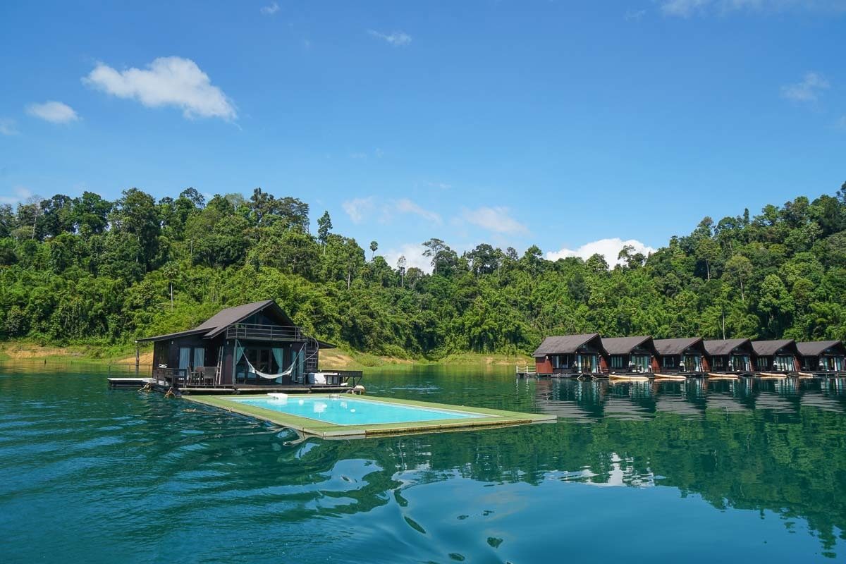 Photo of the 500Rai Floating resort showing that on one side are the small floating bungalows all connected, and on the other is the floating suite that stays alone.